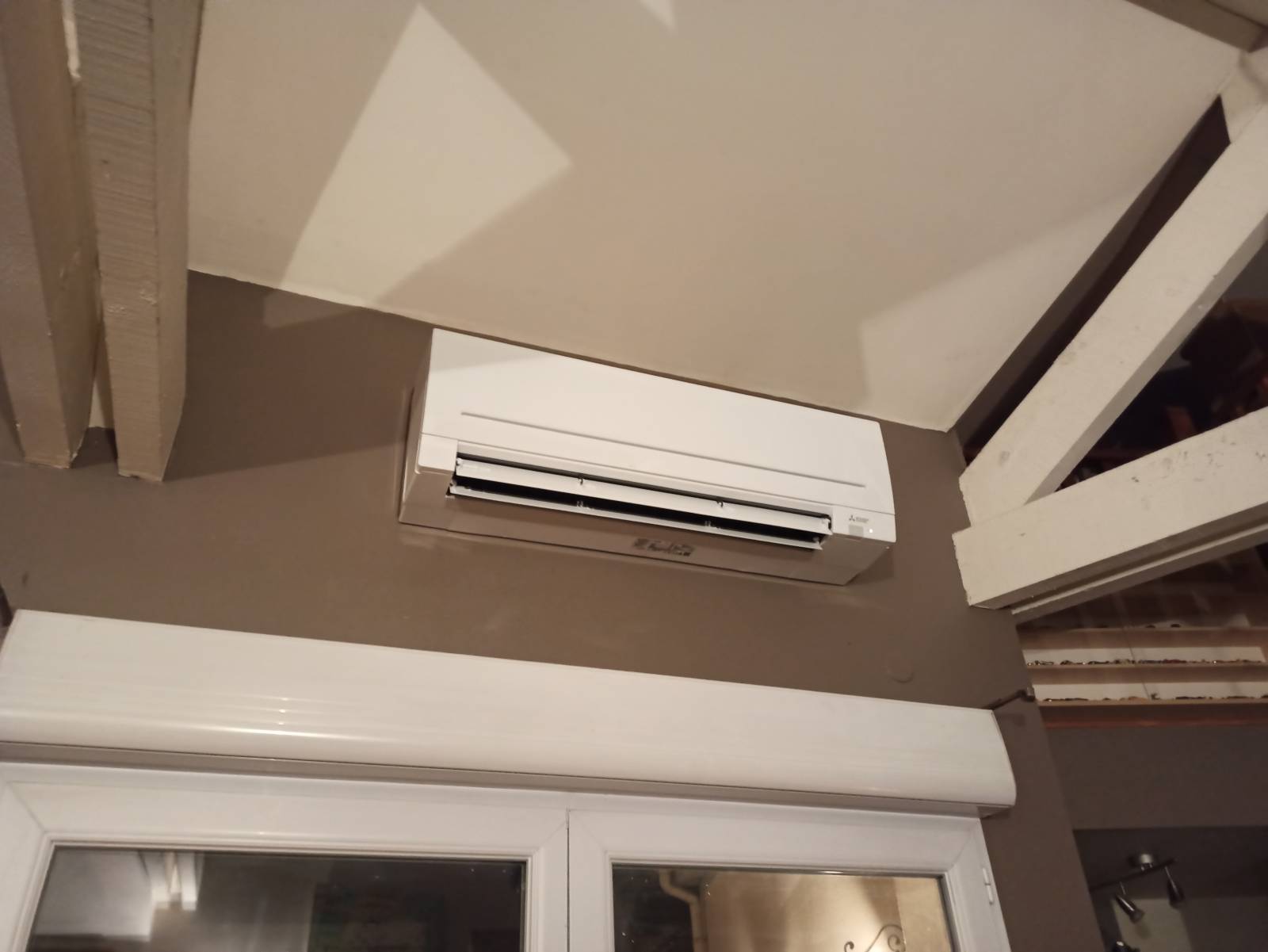 Installation d'une climatisation réversible murale dans un appartement à Meaux